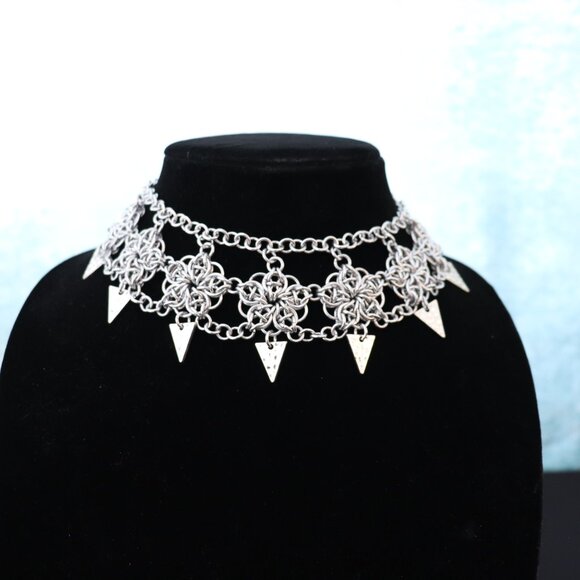 Chainmaille Choker Necklace Flower Pattern w/ Hammered Triangle Charms - Picture 1 of 8